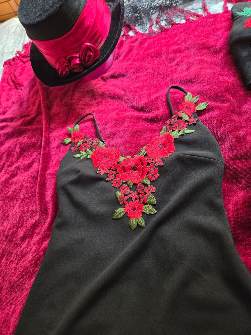 GORGEOUS FOR THE ROSES EMBROIDERED ROSES MINI SZ S